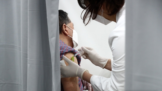 3일 서울 영등포구 영등포아트홀에 마련된 코로나19 예방접종센터에서 어르신이 백신을 접종하고 있다. 사진=뉴시스 