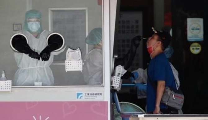 대만이 신종 코로나바이러스 감염증(코로나19) 확산으로 비상인 가운데 3일 신베이에서 주민들이 코로나19 검사를 받고 있다. 사진=신베이 EPA/연합뉴스