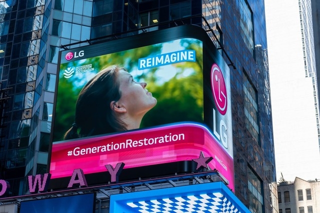  LG전자가 세계 환경의 날을 맞아  5일부터 이달 말까지 미국 뉴욕 타임스스퀘어에 있는 LG전자 전광판에서 유엔환경계획이 제작한 환경보호 캠페인 영상을 상영한다. 사진=LG전자 