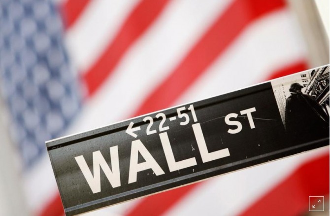 월가의  표지판을 뉴욕증권거래소(NYSE) 밖에서 볼 수 있다.      사진=로이터