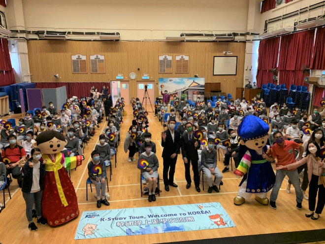 4월 15일 홍콩 크리스트 콜리지 중학생 120명이 한국관광공사 디지털 한국수학여행 프로그램에 참여한 후 단체 기념사진을 찍는 모습. 사진=한국관광공사 