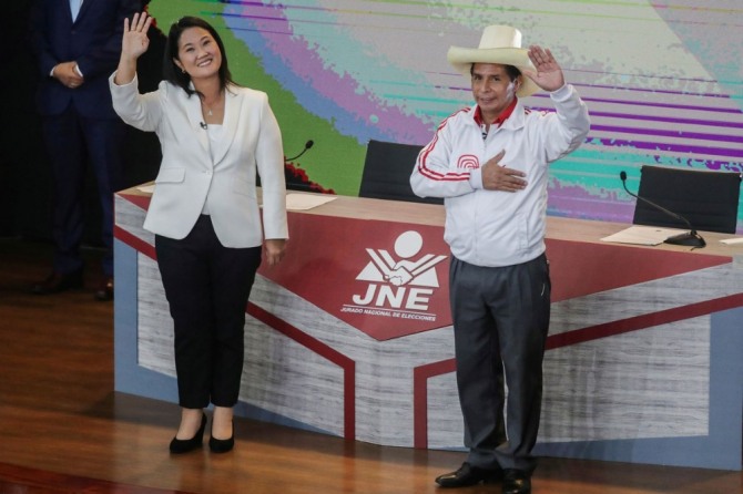 페루 대통령 후보인 우파 게이코 후지모리(Keiko Fujimori,왼쪽)와 좌파  페드로 카스티요(Pedro Castillo,오른쪽). 사진=로이터통신