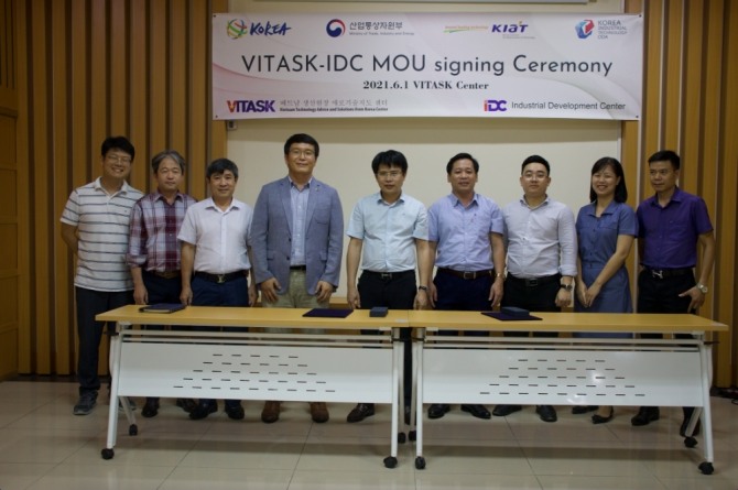 VITASK센터는 자동차와 전기·전자분야에서 한국과 베트남 기업간 기술교류를 위해 베트남 산업무역부 (MOIT)산하 산업개발센터(Industry Development Center, 이하 IDC)와 업무협약을 체결했다. 사진 왼쪽부터 VITASK센터 고병근 수석, 한철구 박사, 끄엉 부센터장, 안경진 박사.