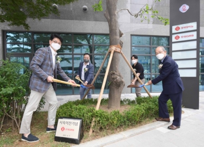 7일 차우철 롯데GRS 대표이사(왼쪽)가 신사옥 개소를 기념해 목련나무를 심고 있다. 사진=롯데GRS