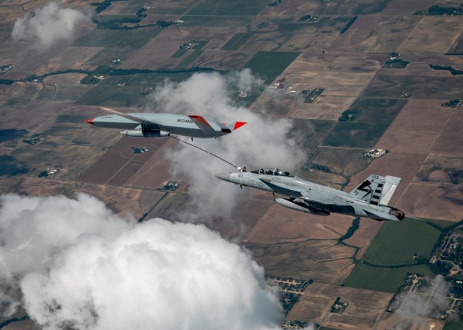 보잉 MQ-25 스팅레이 무인공중급유기(왼쪽)이 4일 미해군 F/A-18 수퍼호넷에 공중급유 시험을 벌이고 있다. 사진=보잉