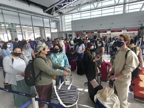 미국 텍사스주 휴스턴 국제공항에서 탑승을 기다리는 미국인들. 사진=AP/뉴시스