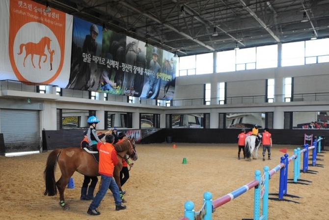 한국마사회의 재활승마 프로그램 진행 모습. 사진=한국마사회