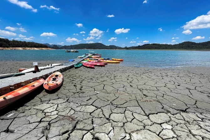 대만은 56년 만의 최악의 가뭄으로 호수가 거북이 등 같이 쩍쩍 갈라져 있다. 사진=로이터