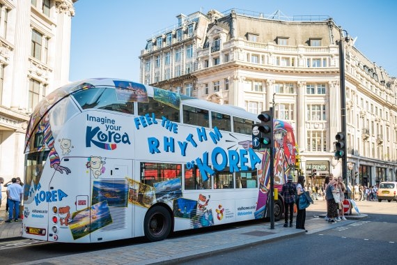 한국관광공사가 래핑 광고를 만든 2버스가 영국 런던 리젠트 스트리트를 지나고 있다. 사진=한국관광공사 