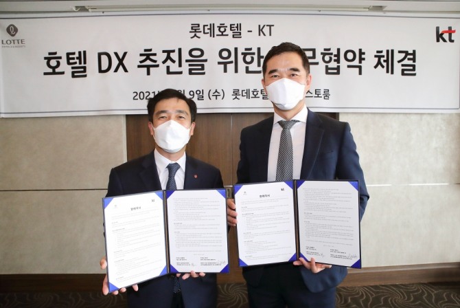 9일 KT가 롯데호텔과 롯데호텔 서울 아스토룸에서 '호텔 DX 추진을 위한 업무협약'을 체결했다. KT AI/DX플랫폼사업본부장 임채환 상무(오른쪽)와 롯데호텔 기획부문장 이효섭 상무가 업무협약을 마치고 기념사진을 촬영하고 있다. 사진=KT