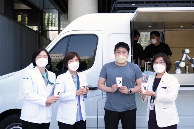 임수미 이대목동병원 병원장(왼쪽에서 두 번째), 황성재 라운지랩 대표(세 번째) 등이 '바리스'가 제공한 커피를 들고 있다. 사진=이화의료원