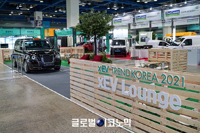 올해로 4회차를 맞은 국내 최대 규모의 전기자동차(EV) 전시회 'xEV 트렌드 코리아 2021'가 서울 코엑스에서 9일 개막했다. 사진=무브브로