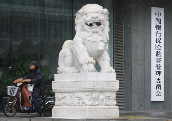 중국 은행보험감독관리위원회 본부 앞에 세워진 사자상 모습. 사진=로이터