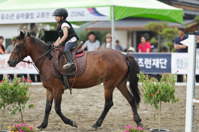 어린이 승마선수가 승마를 하는 모습. 사진=한국마사회 