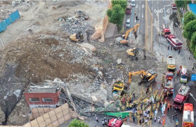 9일 오후 광주 동구 학동 재개발구역에서 철거 중이던 5층 건물이 붕괴돼 119 소방대원들이 무너진 건축물에 매몰된 버스에서 승객 구조 작업을 벌이고 있다. 사진=뉴시스