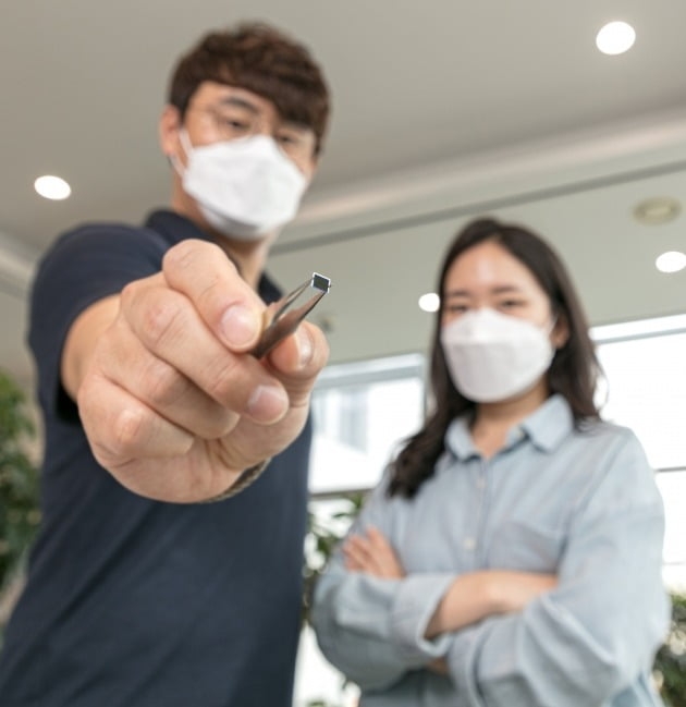 삼성전자 직원이 업계에서 가장 작은 픽셀 크기의 0.64㎛ 이미지센서를 소개하고 있다. 사진=삼성전자 