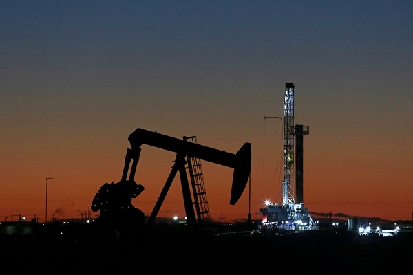 미국 텍사스주 미들랜드의 석유 굴착기와 펌프 잭의 모습. 사진=뉴시스