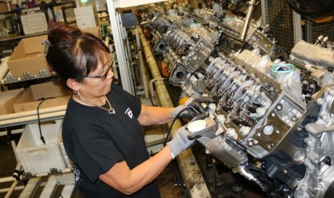 GM의 2.4L 에코텍 4기통 엔진 장착 차량이 엔진오일을 과도하게 소비해 고장을 일으켰다며 캐나다에서 집단소송을 당했다. 사진=GM오소리티
