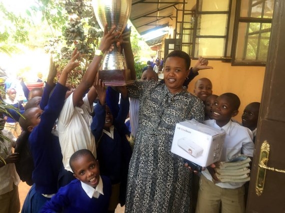 지난 2월 탄자니아 음보코무 마을의 한 초등학교에 다니는 학생들이 LG전자로부터 기부 받은 'LG 시네빔 LED' 프로젝터를 들고 기뻐하고 있다.  사진=LG전자