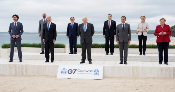 영국 잉글랜드 콘월의 가비스베이에서 열린 주요7개국(G7) 정상회담에 참가해 기념촬영을 하고 있는 G7정상들. 사진=로이터