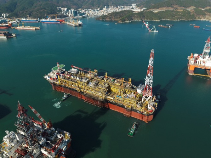 대우조선해양이 건조한 해양플랜트(FPSO)가 운항되고 있다. 사진=대우조선해양