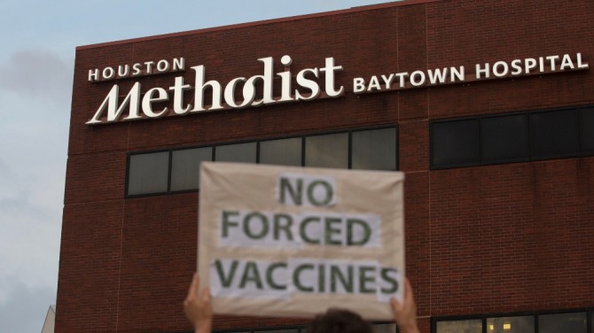 지난 7일(현지시간) 미국 텍사스주 베이타운의 휴스턴 감리교병원 앞에서 병원 측의 백신 접종 지시를 거부하는 직원들이 ‘백신을 강요하지 말라’는 문구가 적힌 피켓을 들고 시위를 벌이고 있다. 사진=휴스턴크로니클