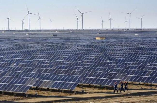 사진은 인도 최대의 태양광 발전업체 아다니 그린 에너지가 운영하는 태양광 패널.