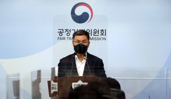 성경제 공정거래위원회 기업집단정책과장이 14일 오전 정부세종청사에서 하이트진로의 기업집단 지정자료 허위제출행위에 대해 제재했다고 밝히고 있다. 사진=뉴시스