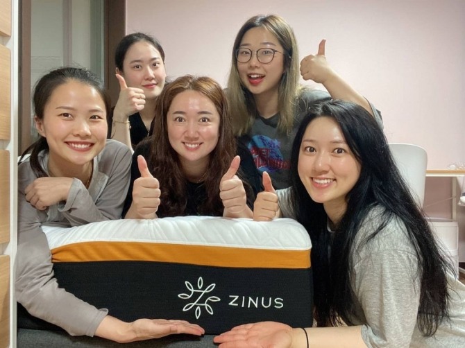 지누스는 강릉시청 여자 컬링팀인 '팀 킴'에 '코퍼 하이브리드 매트리스'를 협찬했다. 사진=지누스