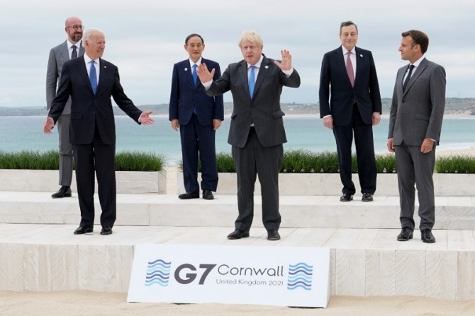 지난 12일(현지시간) 영국 잉글랜드 콘월에서 개막한 G7 정상회의에 참석한 정상들이 기념촬영을 준비하고 있다. 사진=로이터