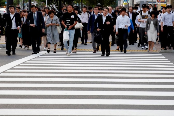 일본 수도 도쿄 시내에서 직장인들이 출근하는 모습. 사진=로이터