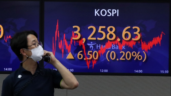  15일 코스피는 전 거래일보다 6.50포인트(0.20%) 오른 3258.63에 마감하며 이틀 연속 종가 기준 사상 최고치를 경신했다. 15일 오후 서울 중구 하나은행 딜링룸에서 딜러들이 업무를 보고 있다. 사진=뉴시스