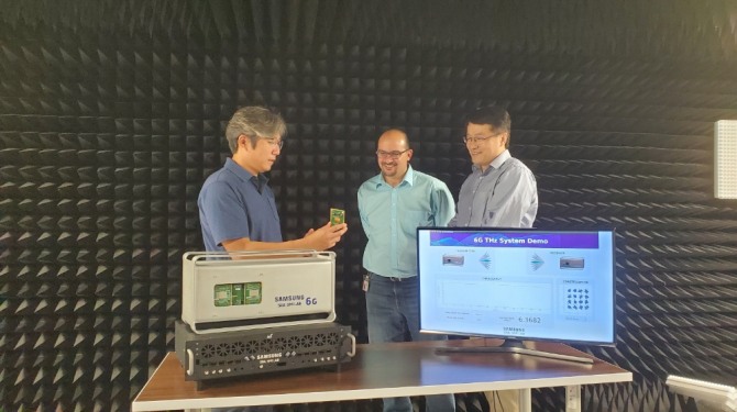 삼성전자의 삼성리서치 아메리카(SRA) 실험실에서 삼성전자 연구원들이 140㎓ 통신 시스템을 시연하고 있다. 사진=삼성전자
