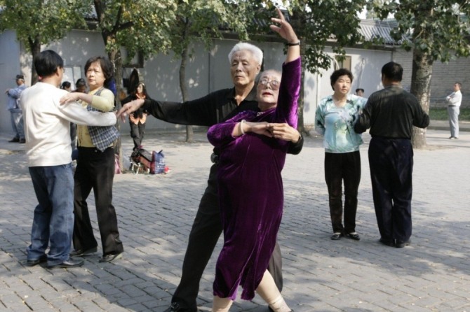 중국 어르신들이 중국 수도 베이징 시내 한 공원에서 댄스 교습을 받고 있는 모습. 사진=로이터