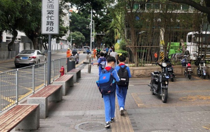 지난 4월 20일(현지시간) 중국 광둥성 선전시 시내에서 학생들이 하교하고 있다. 사진=로이터