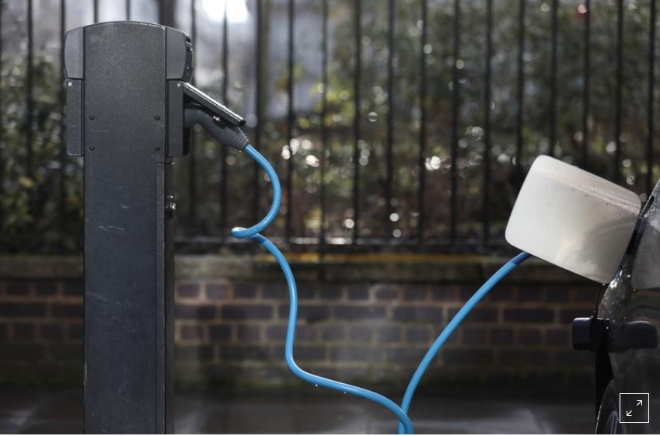 영국 런던의 전기차 충전소에 자동차가 충전중인 모습      사진=로이터