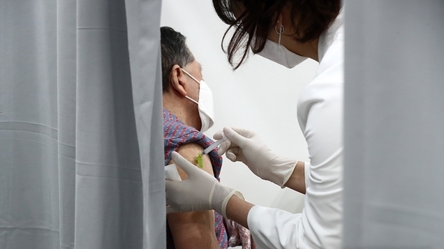 서울 영등포구 영등포아트홀에 마련된 코로나19 예방접종센터에서 백신을 접종받고 있다. 사진=뉴시스