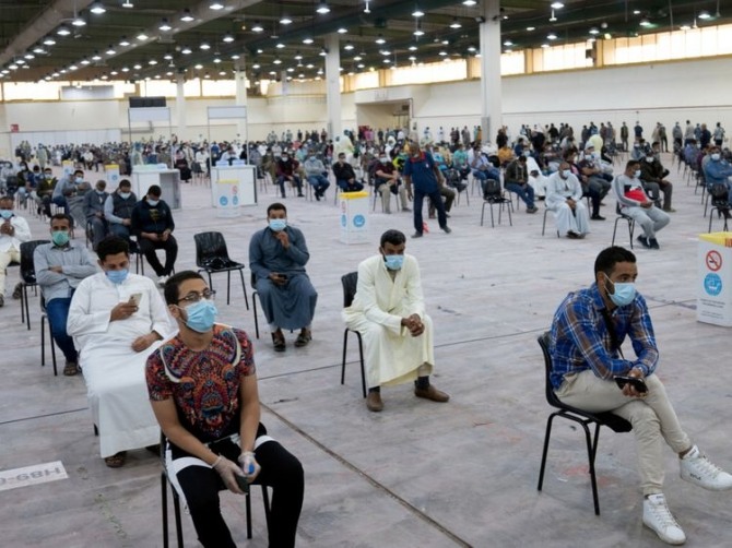 쿠웨이트 시민들이 신종 코로나바이러스 감염증(코로나19) 검사를 받기 위해 대기하고 있다. 사진=로이터