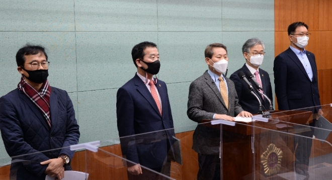 2021년 2월 22일 전북도의회 의원, 전북 환경단체 관계자 등이 전북도의회 기자회견장에서 새만금 수상태양광 관련 기자회견을 하는 모습. 사진=뉴시스 