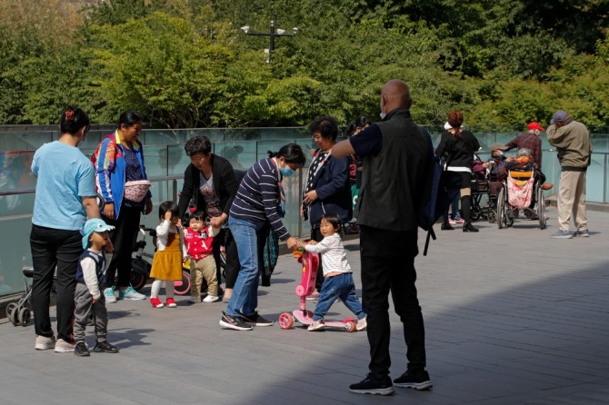 중국 베이징에서 부모와 아이들이 시간을 보내고 있다. 사진=뉴시스