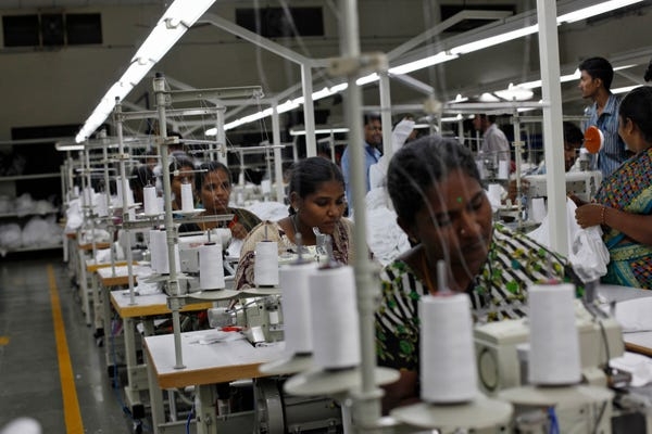 인도의 한 봉제공장에서 여성 근로자들이 작업하는 모습. 사진=로이터