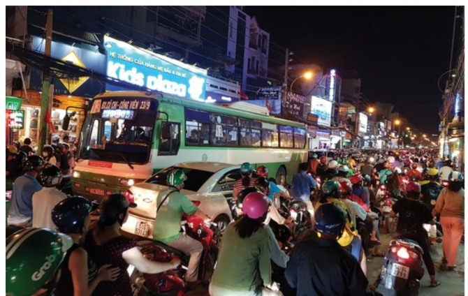 베트남 남부 지역과 탄손누트공항을 연결하는 관문인 까익망탕땀(8월 혁명) 거리의 심각한 교통 제증.