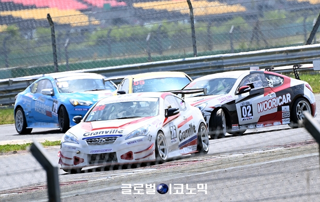 넥센스피드레이싱 2R GT-300 결승 경기 장면. 사진=글로벌이코노믹 김현수 기자