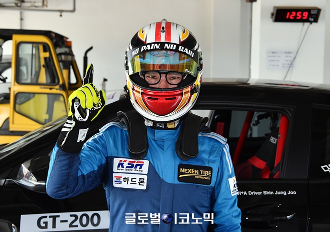 넥센스피드레이싱 2R GT-200 결승 우승자 신정주. 사진=글로벌이코노믹 김현수 기자