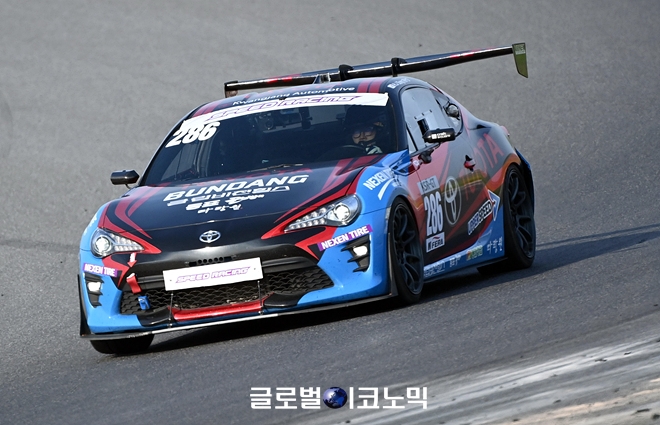 넥센스피드레이싱 2R KSR-GT 결승 우승자 송형진 경기 장면. 사진=글로벌이코노믹 김현수 기자