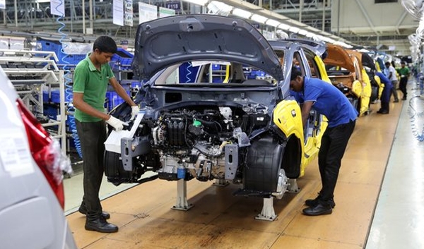 현대자동차의 인도 첸나이 공장에서 직원들이 자동차를 조립하고 있다. 사진=현대자동차 제공