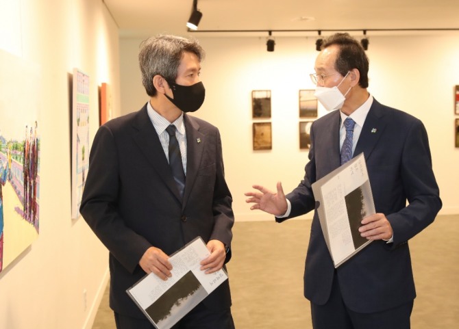 2021대한민국청년평화경제오픈랩프로젝트행사. (사진=송하진 회장(전라북도 지사)과 이인영 통일보 장관)