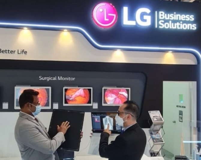  LG전자 직원이 지난 21일부터 오는 24일까지 두바이에서 열리는 중동 최대 의료기기 전시회 아랍 헬스에서 디지털 엑스레이 검출기를 소개하고 있다. 사진=LG전자