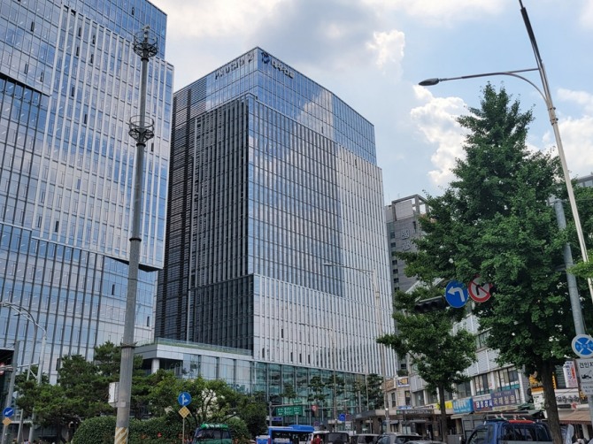 서울 광화문에서 을지로4가 ‘을지트윈타워’로 사옥을 이전한 대우건설 본사 전경. 사진=최환금 전문기자