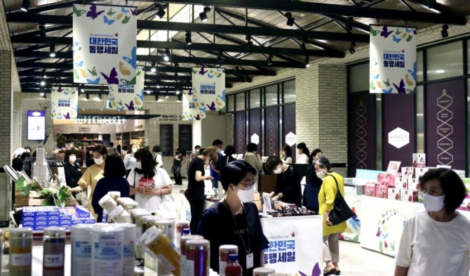 백화점 3사를 비롯해 편의점, 아울렛 등이 '대한민국 동행 세일'로 내수 소비 진작에 힘을 보탠다. 사진=신세계백화점